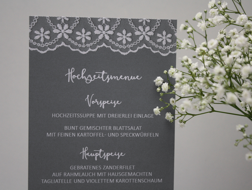 no. 7147 - Menükarte Menu Menue Aufsteller mit Tischnamen romantisch fantastisch galaktisch -Tisch und Namen der Gäste als Tischordnung Tischname Tischkarte Sitzordnung Platzordnung Hochzeitsgäste Hochzeit Hochzeitseinladung Hochzeitskarte weiss weiß grau edel anthrazit white grey Schrift modern Vintage