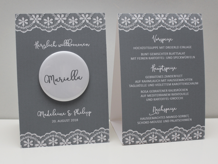 no. 7147 - Menükarte Menu Menue Aufsteller Hochzeitsmenu Menue Menü Essen Trinken Getränke Speisenkarte Getränkekarte Hochzeit Hochzeitskarte Karte Papeterie Hochzeitspapeterie weiss weiß Spitze lace lacey Packpapier Rillenoptik natur Kraftpapier Optik grau alle Farben Vintage Style Boho shabby chic edel extravagant rustikal modern