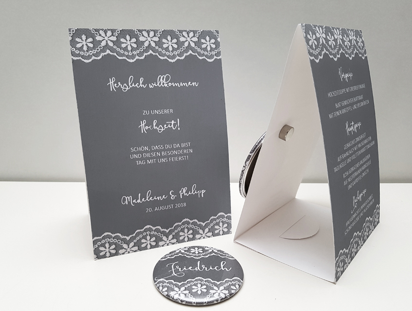no. 7147 - Menükarte Menu Menue Aufsteller Hochzeitsmenu Menue Menü Essen Trinken Getränke Speisenkarte Getränkekarte Hochzeit Hochzeitskarte Karte Papeterie Hochzeitspapeterie weiss weiß Spitze lace lacey Packpapier Rillenoptik natur Kraftpapier Optik grau alle Farben Vintage Style Boho shabby chic edel extravagant rustikal modern