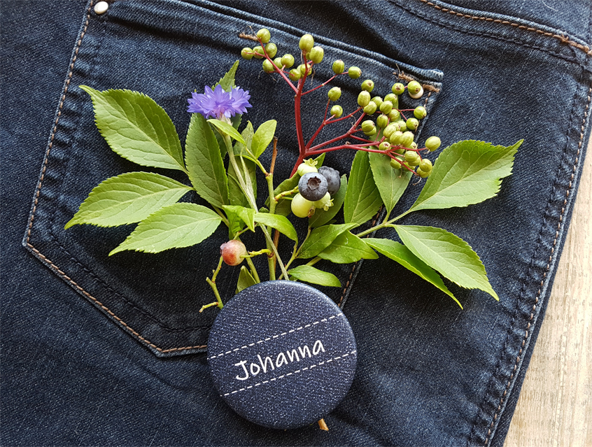 no. 7151 - Button in Jeans Optik, mit Namen der Gäste, blau, mit weißer Schrift und Nähten, ideal als Tischkärtchen, Tischkarte, Namenschild, Gastgeschenk, Hochzeit, Feier, Button Ausführungen: Nadelbutton, Magnetbutton mit Kontermagnet, Flaschenöffner, Taschenspiegel, Spangenclip, als Namensschild oder Namensanstecker, Anstecker Butterfly Verschluss, Spangen-Clip Kroko Clip, Tischordnung, Platzkarte, Tischkarte, passend zur Hochzeitskarte Karte Papeterie Hochzeitspapeterie, alle Farben, auch witzig für Näherinnen, Schneiderinnen etc.