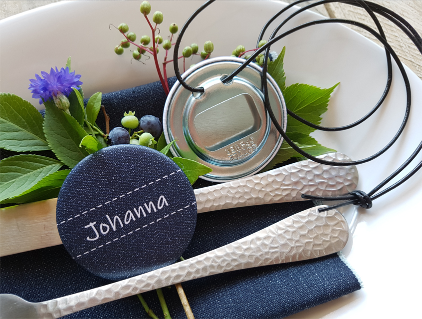 no. 7151 - Button in Jeans Optik, mit Namen der Gäste, blau, mit weißer Schrift und Nähten, ideal als Tischkärtchen, Tischkarte, Namenschild, Gastgeschenk, Hochzeit, Feier, Button Ausführungen: Nadelbutton, Magnetbutton mit Kontermagnet, Flaschenöffner, Taschenspiegel, Spangenclip, als Namensschild oder Namensanstecker, Anstecker Butterfly Verschluss, Spangen-Clip Kroko Clip, Tischordnung, Platzkarte, Tischkarte, passend zur Hochzeitskarte Karte Papeterie Hochzeitspapeterie, alle Farben, auch witzig für Näherinnen, Schneiderinnen etc.