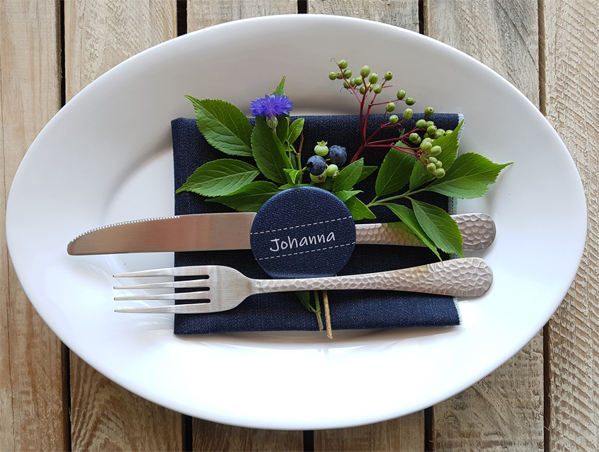no. 7151 - Button in Jeans Optik, mit Namen der Gäste, blau, mit weißer Schrift und Nähten, ideal als Tischkärtchen, Tischkarte, Namenschild, Gastgeschenk, Hochzeit, Feier, Button Ausführungen: Nadelbutton, Magnetbutton mit Kontermagnet, Flaschenöffner, Taschenspiegel, Spangenclip, als Namensschild oder Namensanstecker, Anstecker Butterfly Verschluss, Spangen-Clip Kroko Clip, Tischordnung, Platzkarte, Tischkarte, passend zur Hochzeitskarte Karte Papeterie Hochzeitspapeterie, alle Farben, auch witzig für Näherinnen, Schneiderinnen etc.