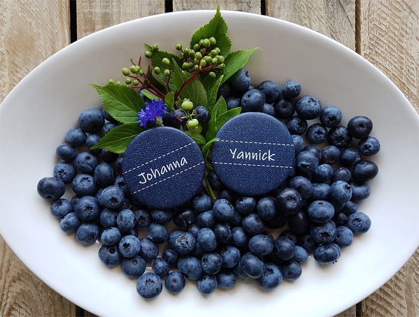 no. 7151 - Button in Jeans Optik, mit Namen der Gäste, blau, mit weißer Schrift und Nähten, ideal als Tischkärtchen, Tischkarte, Namenschild, Gastgeschenk, Hochzeit, Feier, Button Ausführungen: Nadelbutton, Magnetbutton mit Kontermagnet, Flaschenöffner, Taschenspiegel, Spangenclip, als Namensschild oder Namensanstecker, Anstecker Butterfly Verschluss, Spangen-Clip Kroko Clip, Tischordnung, Platzkarte, Tischkarte, passend zur Hochzeitskarte Karte Papeterie Hochzeitspapeterie, alle Farben, auch witzig für Näherinnen, Schneiderinnen etc.
