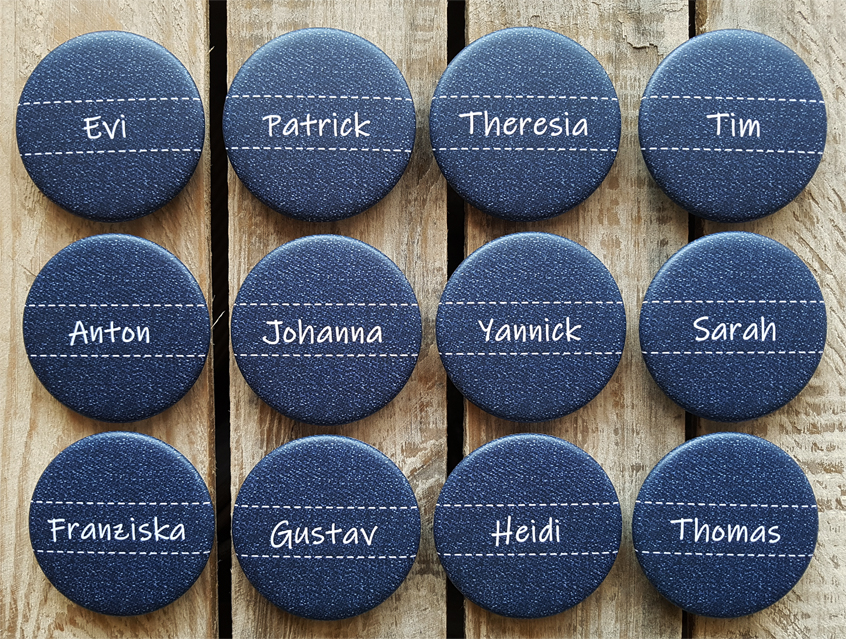 no. 7151 - Button in Jeans Optik, mit Namen der Gäste, blau, mit weißer Schrift und Nähten, ideal als Tischkärtchen, Tischkarte, Namenschild, Gastgeschenk, Hochzeit, Feier, Button Ausführungen: Nadelbutton, Magnetbutton mit Kontermagnet, Flaschenöffner, Taschenspiegel, Spangenclip, als Namensschild oder Namensanstecker, Anstecker Butterfly Verschluss, Spangen-Clip Kroko Clip, Tischordnung, Platzkarte, Tischkarte, passend zur Hochzeitskarte Karte Papeterie Hochzeitspapeterie, alle Farben, auch witzig für Näherinnen, Schneiderinnen etc.