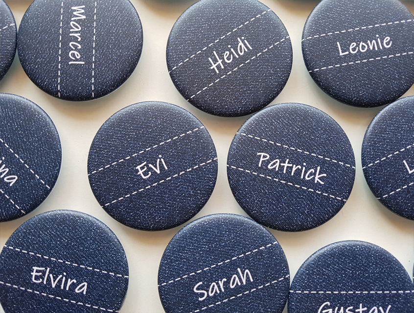 no. 7151 - Button in Jeans Optik, mit Namen der Gäste, blau, mit weißer Schrift und Nähten, ideal als Tischkärtchen, Tischkarte, Namenschild, Gastgeschenk, Hochzeit, Feier, Button Ausführungen: Nadelbutton, Magnetbutton mit Kontermagnet, Flaschenöffner, Taschenspiegel, Spangenclip, als Namensschild oder Namensanstecker, Anstecker Butterfly Verschluss, Spangen-Clip Kroko Clip, Tischordnung, Platzkarte, Tischkarte, passend zur Hochzeitskarte Karte Papeterie Hochzeitspapeterie, alle Farben, auch witzig für Näherinnen, Schneiderinnen etc.