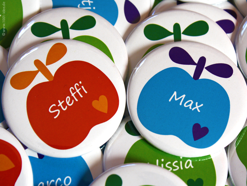 Button mit Apfel Motiv in verschiedenen Farben (grün, rot, blau) kundenindividuelles Design, individualisiert, personalisiert mit Gästenamen als Tischkärtchen und / oder Gastgeschenk Team, Braut Team Bräutigam Hochzeitsbutton für Hochzeit oder Feier Nadelbutton Magnetbutton mit Kontermagnet Flaschenöffner Taschenspiegel Spangenclip Namensschild Namensanstecker Anstecker Butterfly Verschluss Spangen-Clip Kroko Clip Tischordnung Platzkarte passend zur Hochzeitskarte Karte Papeterie Hochzeitspapeterie in Wunschfarb