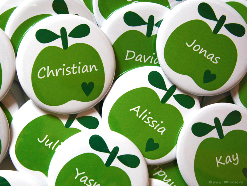 Button mit Apfel Motiv in verschiedenen Farben (grün, rot, blau) kundenindividuelles Design, individualisiert, personalisiert mit Gästenamen als Tischkärtchen und / oder Gastgeschenk Team, Braut Team Bräutigam Hochzeitsbutton für Hochzeit oder Feier Nadelbutton Magnetbutton mit Kontermagnet Flaschenöffner Taschenspiegel Spangenclip Namensschild Namensanstecker Anstecker Butterfly Verschluss Spangen-Clip Kroko Clip Tischordnung Platzkarte passend zur Hochzeitskarte Karte Papeterie Hochzeitspapeterie in Wunschfarb