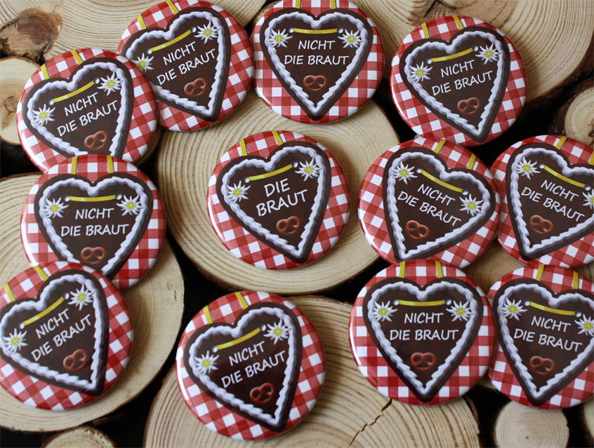 Design "Lebkuchenherz rot-kariert" super schöne Buttons mit Lebkuchenherz auf rotem Vichy Karo, Herz mit Zuckerguss Schrift, Edelweiss und Brezel Dekoration, für den Junggesellinnenabschied, auch genannt JGA oder Hen's Night, für 11 Freundinnen (nicht die Braut) und 1 Braut, oder einfach mehrere Sets bestellen, Ausführung: Nadelbutton, Anstecker, Pin, Anstecknadel, Button mit Nadel, Geschenk für die Braut, Mädels auf JGA Tour, Geschenk von Trauzeugin oder bester Freundin, ländlich, rustikal, zünftig, Oktoberfest Stil, Wiesn, Wasen