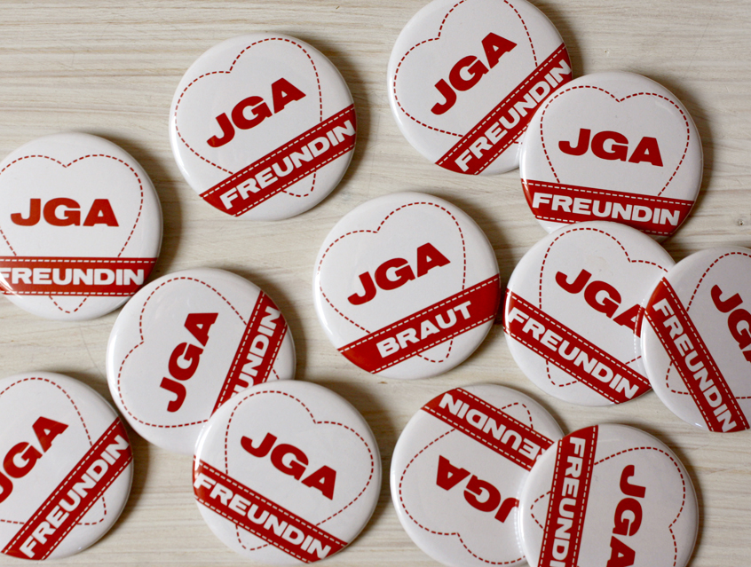 Design "JGA Braut & Freundin(nen)" super schöne Buttons in der Farbstellung rot und weiß oder silber und schwarz, für den Junggesellinnenabschied, auch genannt JGA oder Hen's Night, für 11 Freundinnen (nicht die Braut) und 1 Braut, oder einfach mehrere Sets bestellen, Ausführung: Nadelbutton, Anstecker, Pin, Anstecknadel, Button mit Nadel, Geschenk für die Braut, Mädels auf JGA Tour, Geschenk von Trauzeugin oder bester Freundin,