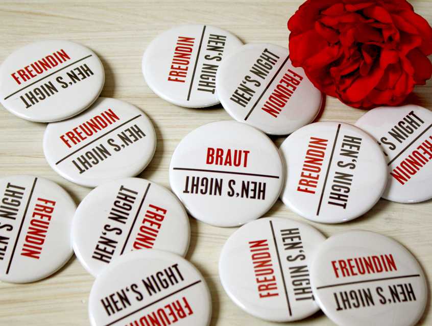 Design "Hen's Night" super schöne Buttons in der Farbstellung weiß, rot, grau, für den Junggesellinnenabschied, auch genannt JGA oder Hen's Night, für 11 Freundinnen (nicht die Braut) und 1 Braut, oder einfach mehrere Sets bestellen, Ausführung: Nadelbutton, Anstecker, Pin, Anstecknadel, Button mit Nadel, Geschenk für die Braut, Mädels auf JGA Tour, Geschenk von Trauzeugin oder bester Freundin,