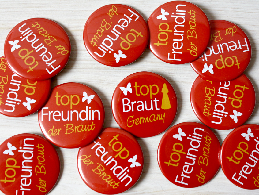 Design "Top Braut", Farbstellung rot, gelb, weiß, super schöne Buttons für Germanys Top Braut und ihre Top Freundinnen, für den Junggesellinnenabschied, auch genannt JGA oder Hen's Night, für 11 Freundinnen und 1 Braut, oder einfach mehrere Sets bestellen, Ausführung: Nadelbutton, Anstecker, Pin, Anstecknadel, Button mit Nadel, Geschenk für die Braut, Mädels auf JGA Tour, Geschenk von Trauzeugin oder bester Freundin, ländlich, rustikal, zünftig, Oktoberfest Stil, Wiesn, Wasen